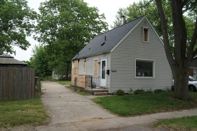 6469 Elm St, Taylor, MI 48180