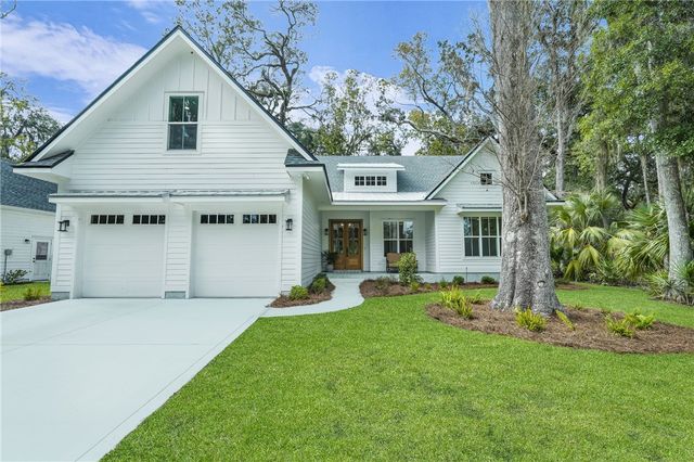 529 Eagle Crest Dr, Waverly, GA 31569