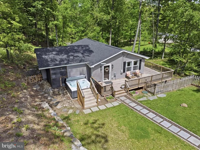 3147 Mountain Lake Rd, Hedgesville, WV 25427