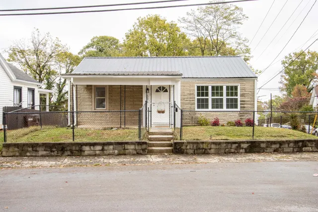 694 Higgins St, Paris, KY 40361