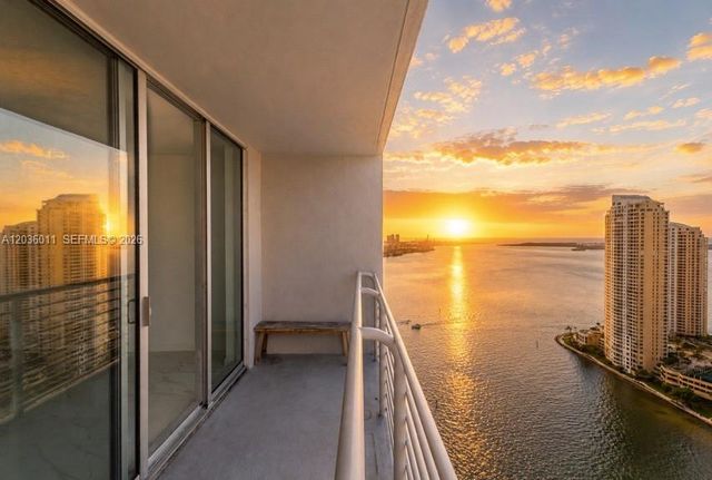 325 Biscayne Blvd #4015, Miami, FL 33130