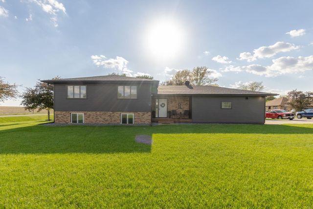 617 West St, Dysart, IA 52224