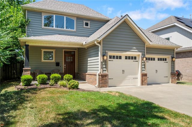 905 N  Main St, Bentonville, AR 72712