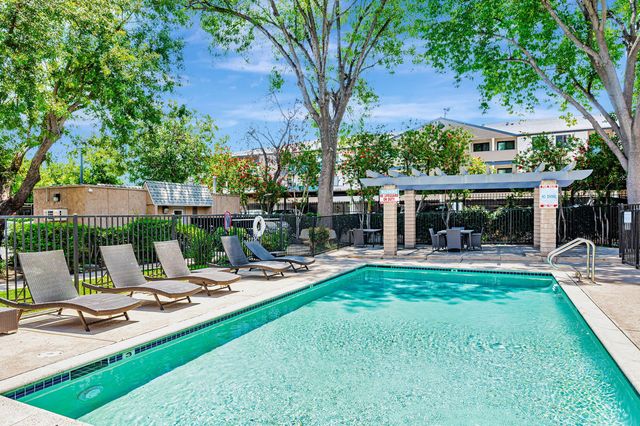 6630 Independence Ave #105, Canoga Park, CA 91303