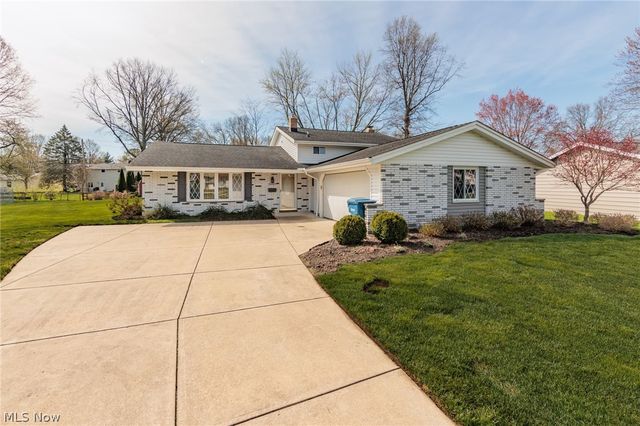 26887 Kingston Cir, North Olmsted, OH 44070