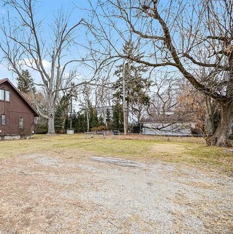 Francis St, Saint Clair Shores, MI 48082