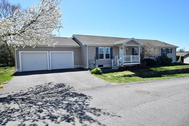 2006 Green St, Middleboro, MA 02346