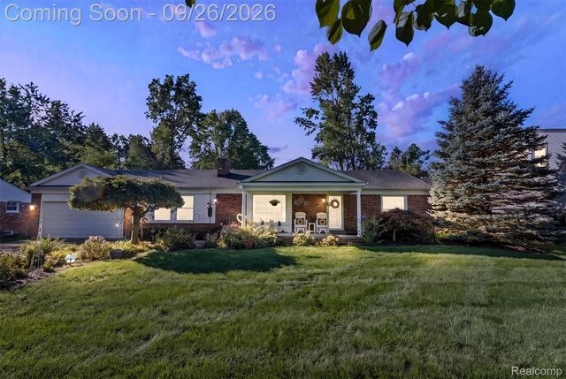 411 Maplehill Rd, Rochester Hills, MI 48306