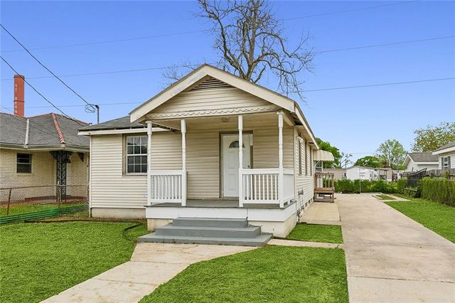 2304 Pakenham Dr, Chalmette, LA 70043