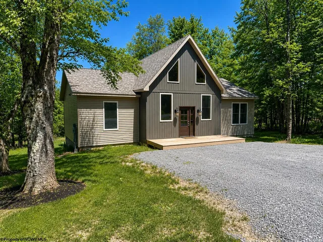 371 Goldfinch Ln, Terra Alta, WV 26764