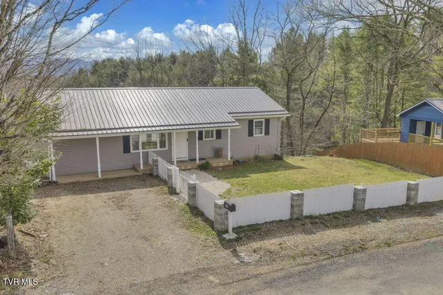 520 Hospital Hill Ln, Mountain City, TN 37683