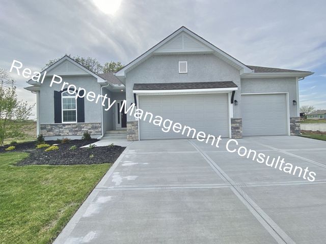 8327 SW 4th St, Blue Springs, MO 64014
