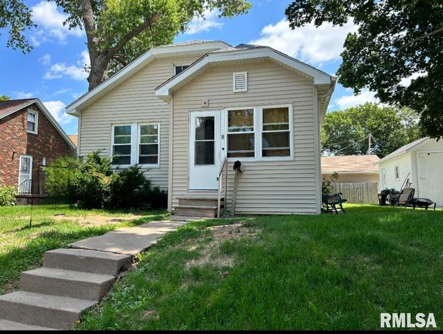 2027 Davie St, Davenport, IA 52804