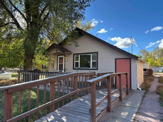 842 S  6th St, Hot Springs, SD 57747