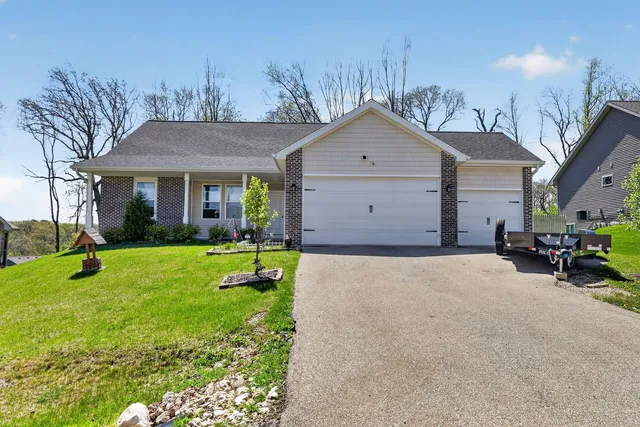 934 E  Superior Dr, Edgerton, WI 53534