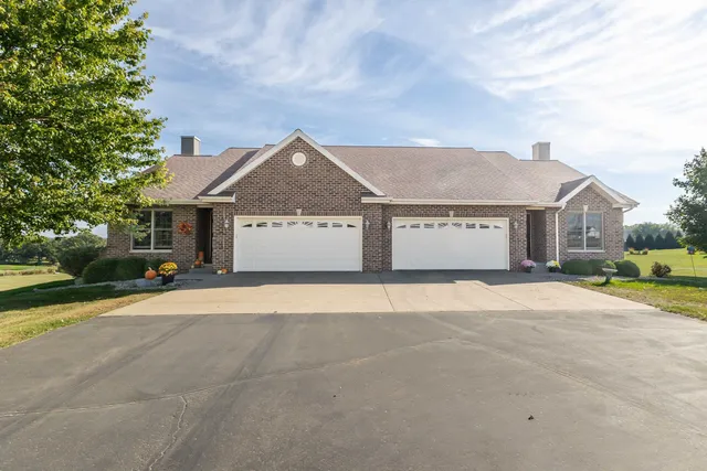 12168 Tama Run Rd, Darlington, WI 53530