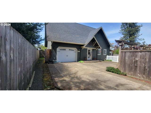 755 S  2nd St, Cottage Grove, OR 97424