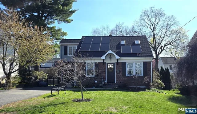 24 Crest Dr N, Cresskill, NJ 07626