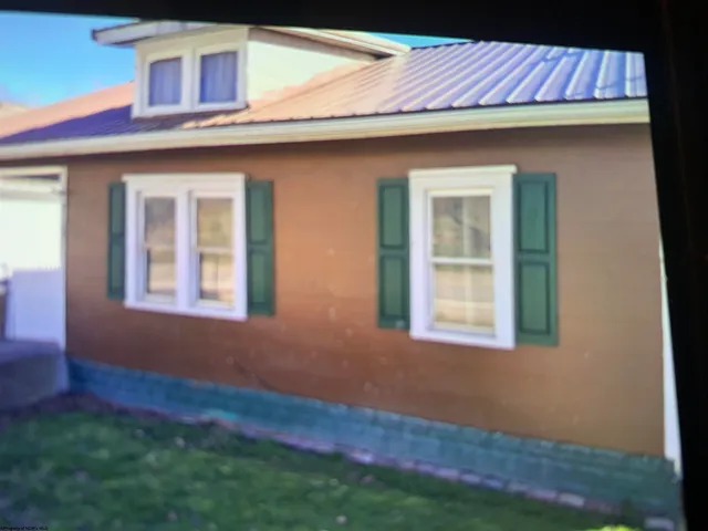 715 W  2nd St, Weston, WV 26452