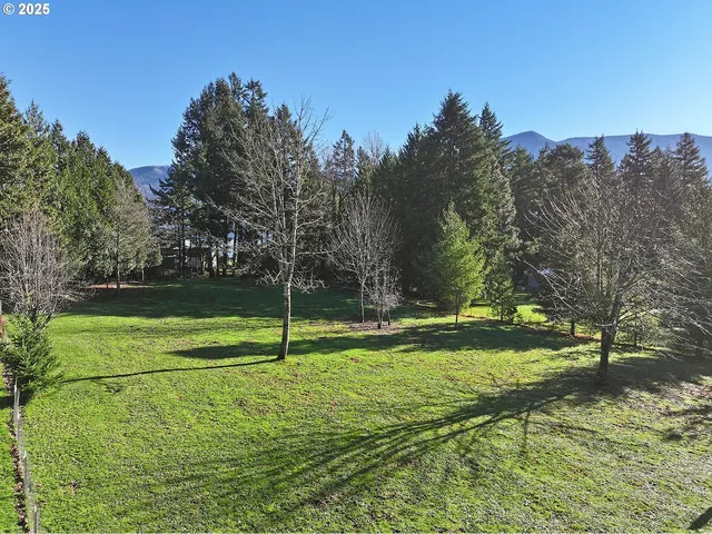 4 W  Loop Rd, Stevenson, WA 98648