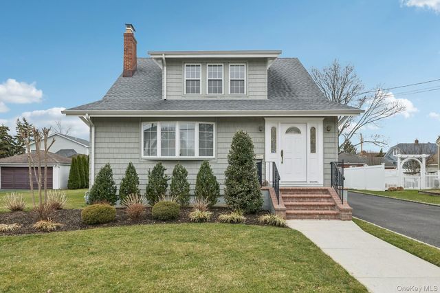 449 S 1st Street, Lindenhurst, NY 11757