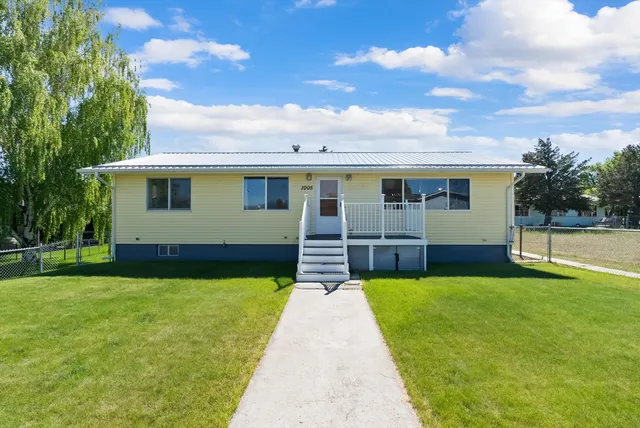 1005 Clark St, Deer Lodge, MT 59722