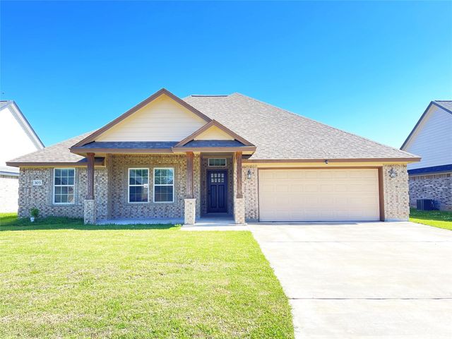 103 Freedom Dr, Clute, TX 77531