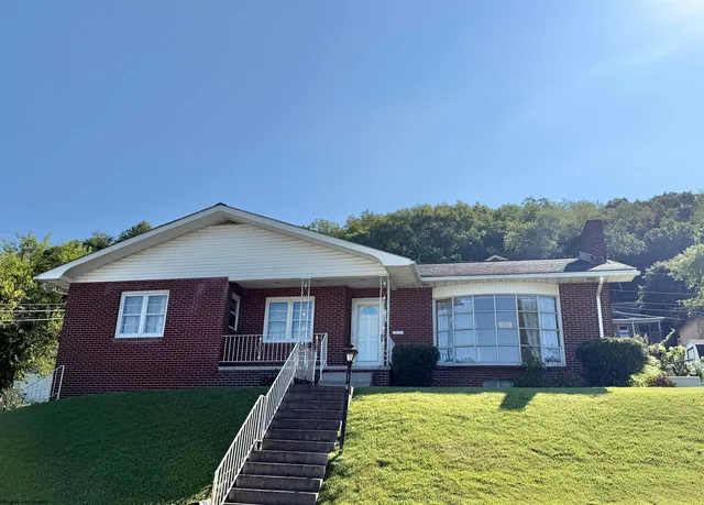 140 Dogwood St, Philippi, WV 26416