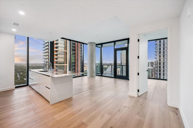 610 Davis St #2702, Austin, TX 78701