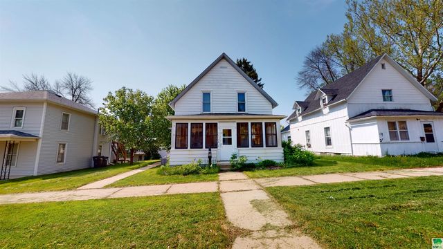 527 W  Cherry St, Cherokee, IA 51012