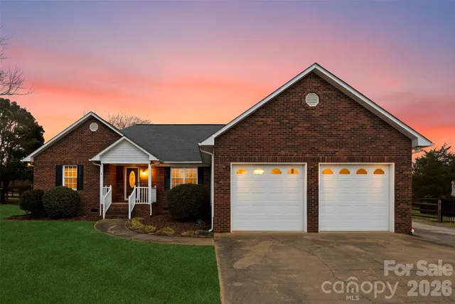 121 Gregory Ct, Mount Holly, NC 28120