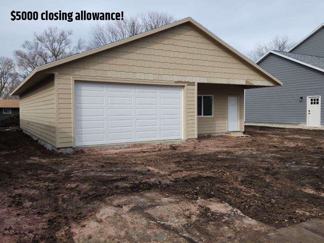 111 2nd Ave, Canistota, SD 57012