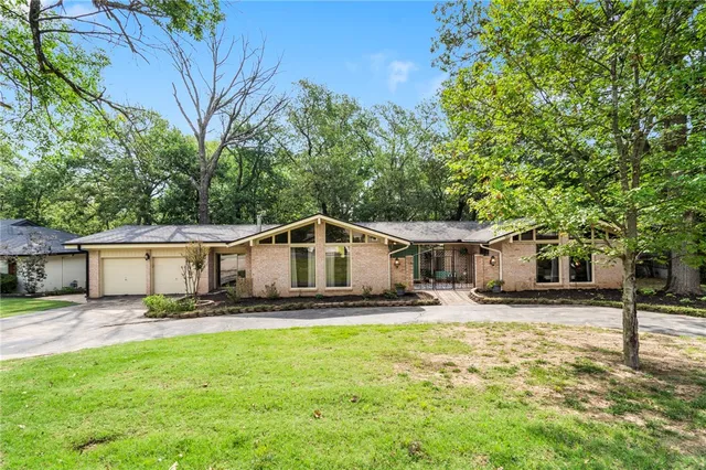 301 S  Dogwood St, Siloam Springs, AR 72761