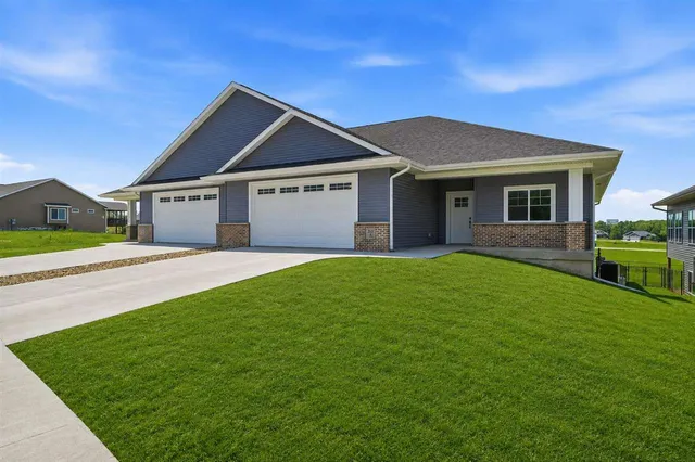 215A Timberline Ter, Kalona, IA 52247