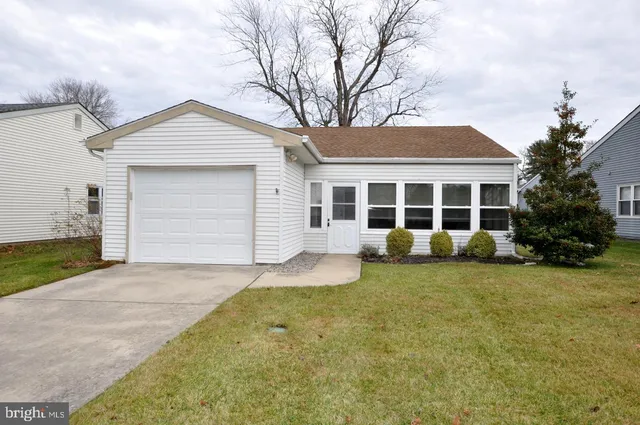 90 Huntington Dr, Southampton, NJ 08088