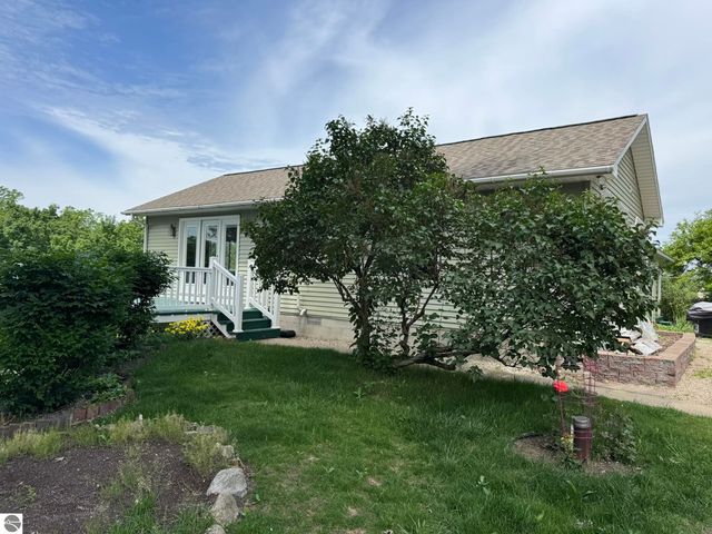 10311 SE Torch Lake Dr, Alden, MI 49612