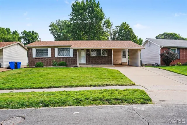 1105 5th Plz, Florissant, MO 63031