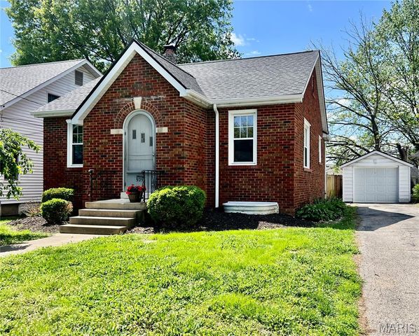 929 S  5th St, Belleville, IL 62220