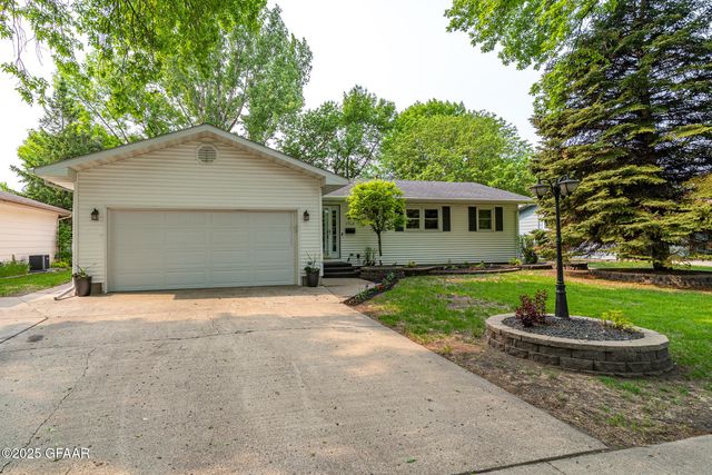 1713 20th Ave S, Grand Forks, ND 58201