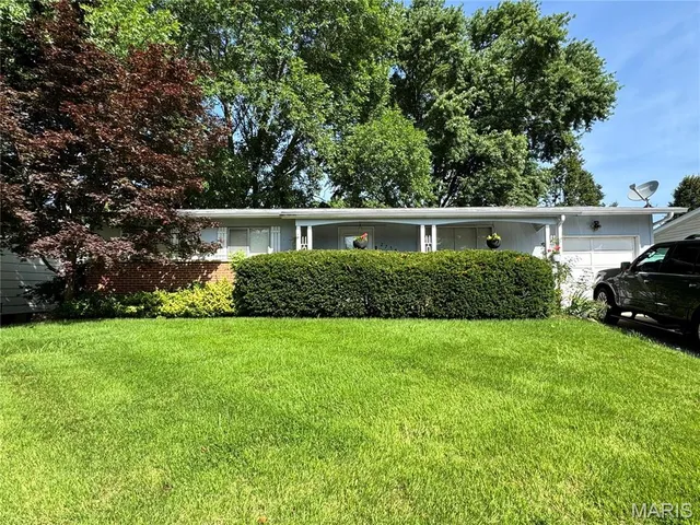 2755 Patterson Rd, Florissant, MO 63031