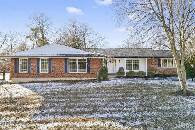 562 Gederson Ln, Saint Louis, MO 63122