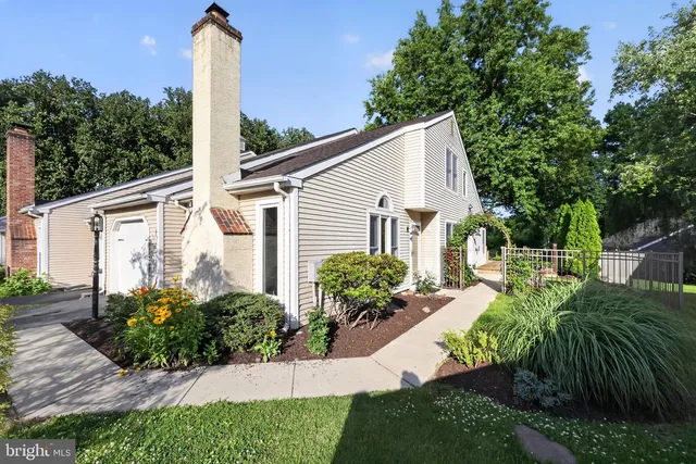 284 Woods Edge Pl, Langhorne, PA 19047