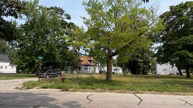 388 Jackson Ave, Muskegon, MI 49442