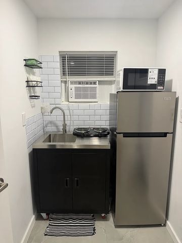 6242 SW 24th St #2, Hollywood, FL 33023