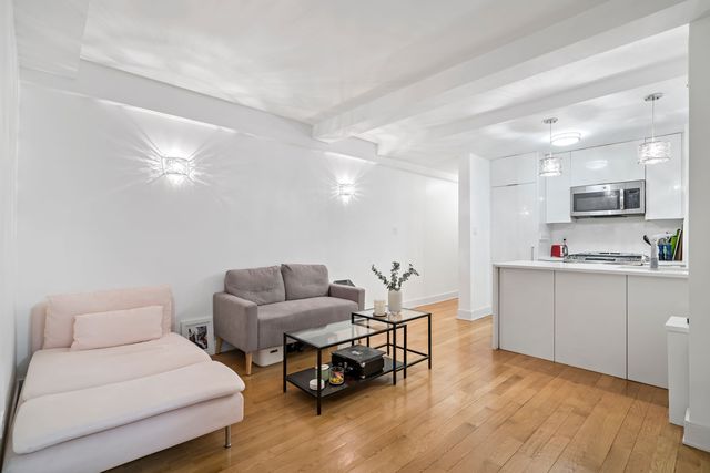 308 W  30th St #2F, New York, NY 10001