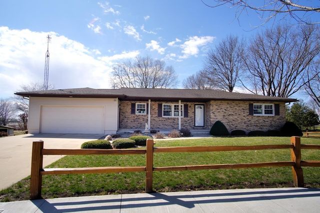 122 Willow Lawn Dr, Waverly, IA 50677