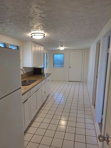 1322 Olino St #C, Honolulu, HI 96818