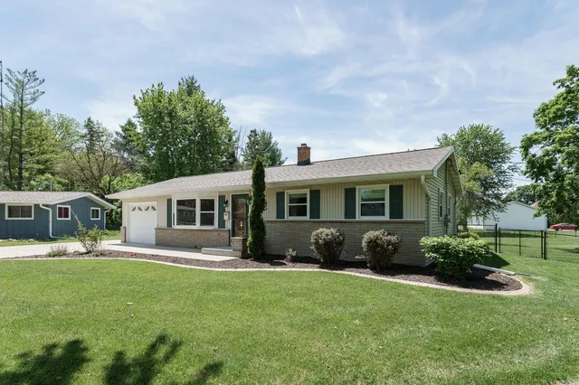 205 Marguerite COURT, Mayville, WI 53050