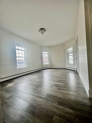 379 Union St #2RIGHT, Rockland, MA 02370