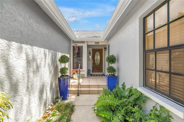 992 San Carlos Ct NE, Saint Petersburg, FL 33702